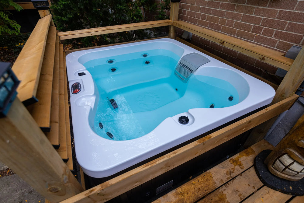 Canadian Spa Co. Manitoba Portable Hot Tub 4-Person 15-Jet New