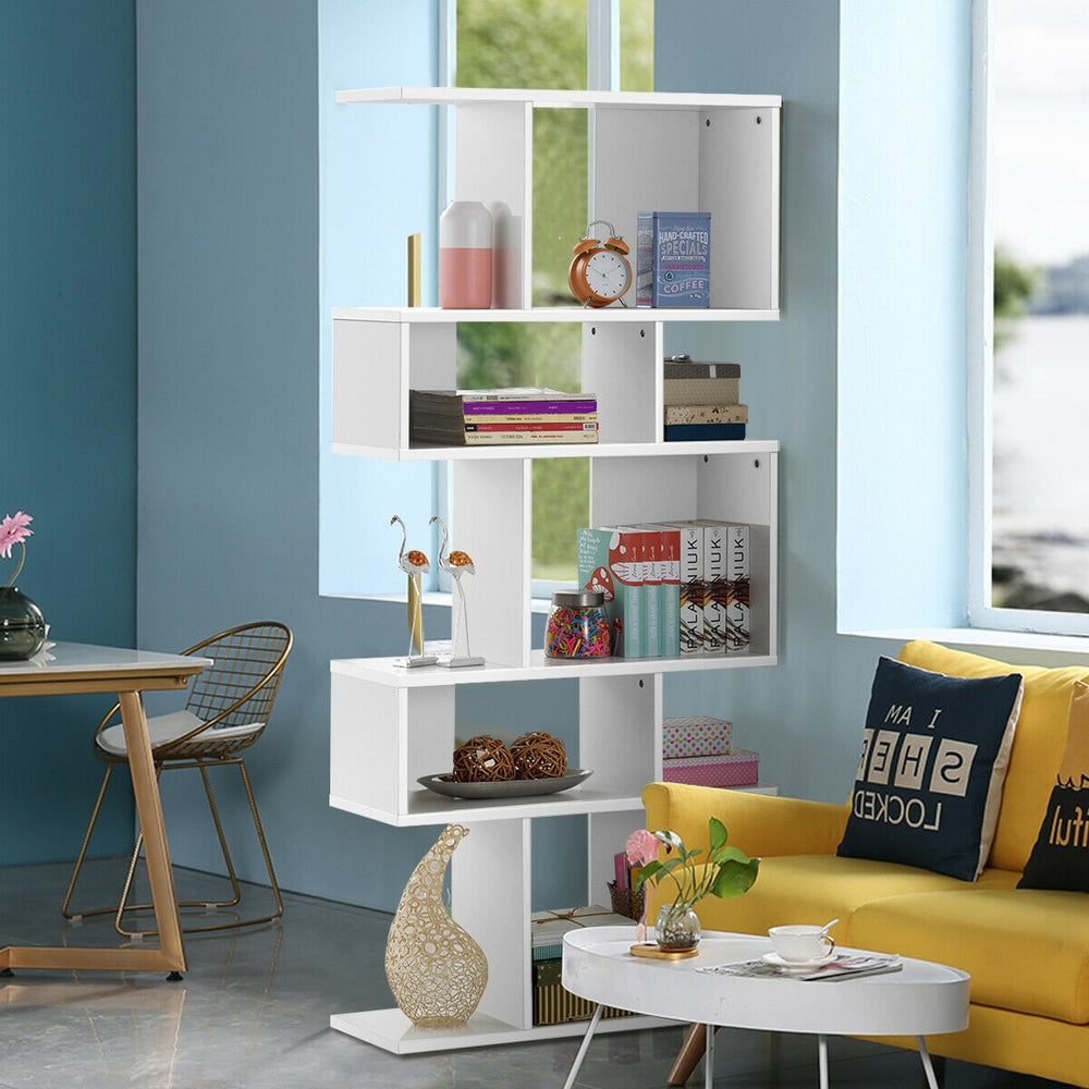 Ladder corner bookshelf in white with five cubes, ideal for displaying books and decorations in small spaces.