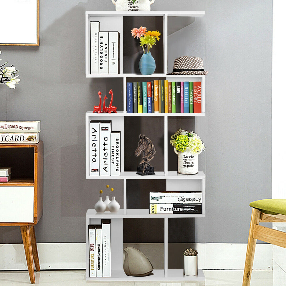 Ladder corner bookshelf in white with 5 cubes, made of P2 particleboard, ideal for modern home decor and storage.
