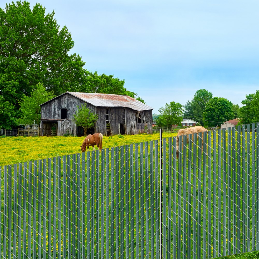 VEVOR Bottom Locking Privacy Slats, Single-Wall Vertical Bottom-Locking Slats for Chain-Link Fence, High-Density HDPE Chain Link Slats Ideally Fit 5' High Fence for Garden, Farm, Sports Field(Green)